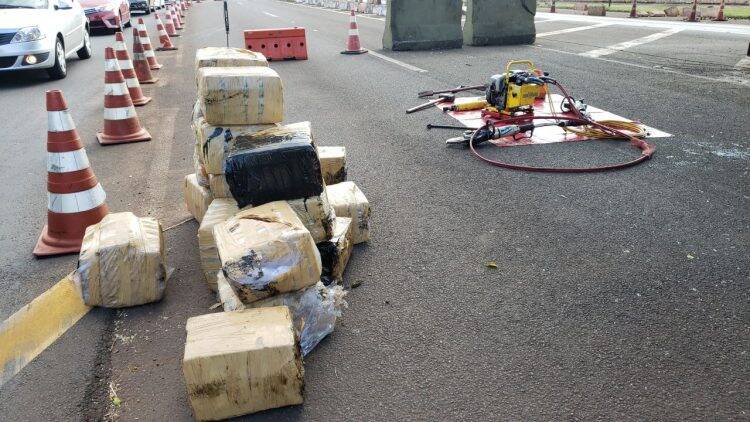 PRF apreende grande quantidade de maconha em caminhão-tanque em Santa Terezinha