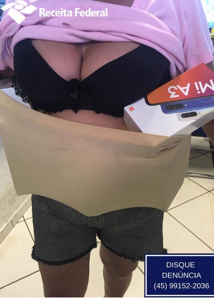 Mulheres são flagradas com  mais de 20 mil reais em celulares presos ao corpo