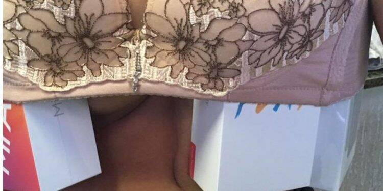 Mulheres são flagradas com  mais de 20 mil reais em celulares presos ao corpo