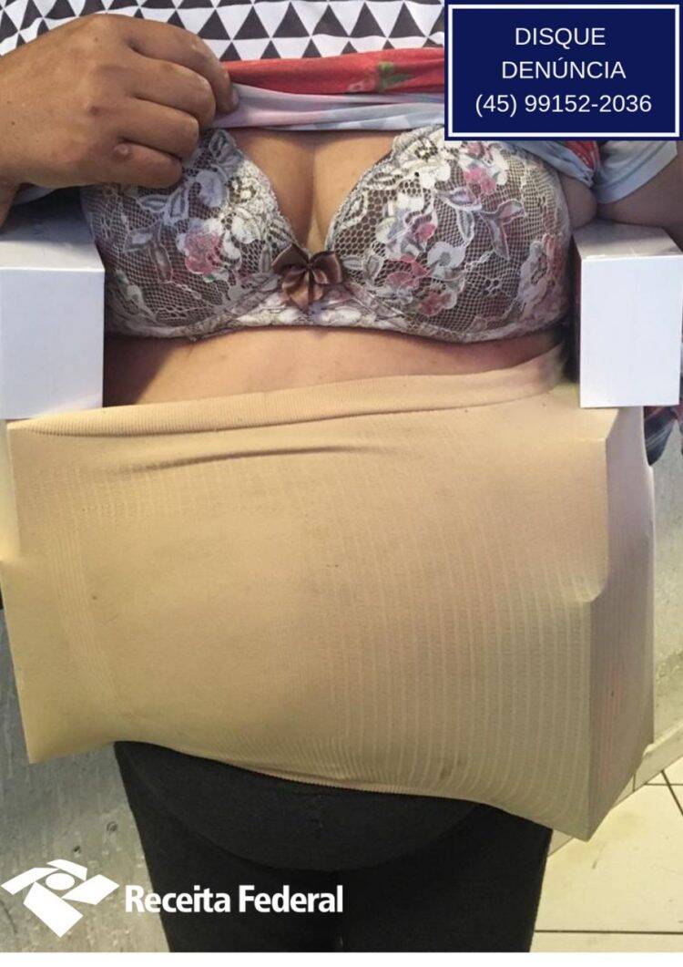 Mulheres são flagradas com  mais de 20 mil reais em celulares presos ao corpo