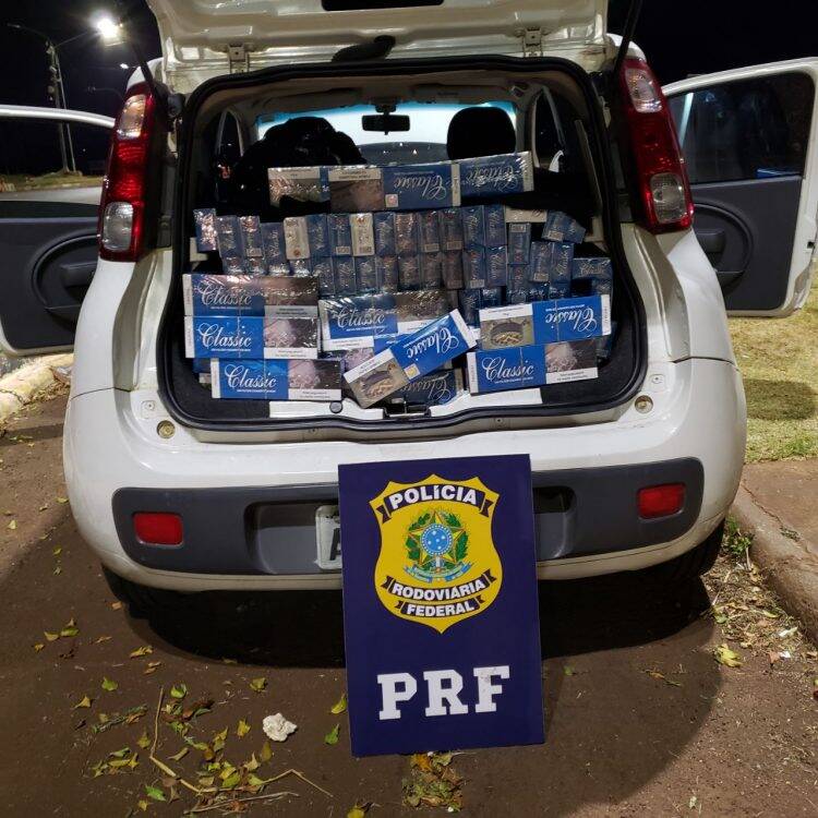 PRF encontra arma em automóvel carregado de cigarro