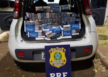 PRF encontra arma em automóvel carregado de cigarro