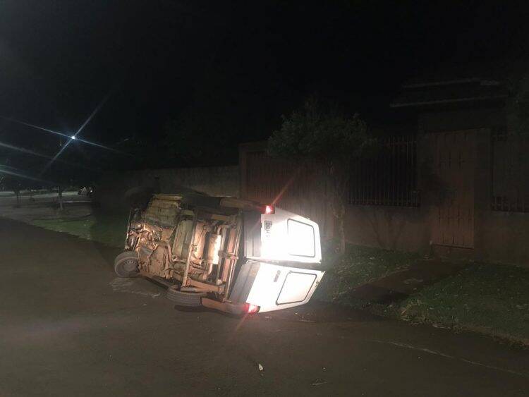 Fiorino com contrabando capota após tentar fugir de abordagem da Polícia Federal