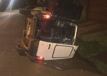 Fiorino com contrabando capota após tentar fugir de abordagem da Polícia Federal