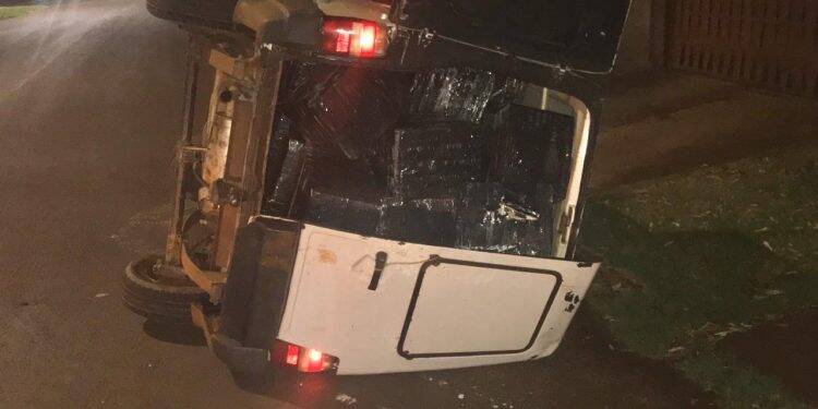 Fiorino com contrabando capota após tentar fugir de abordagem da Polícia Federal