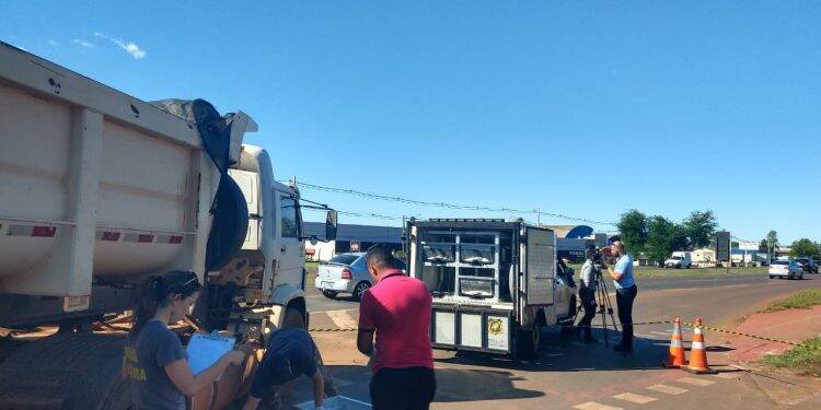 Homem morre ao colidir moto contra caminhão na Marginal Sérgio Gasparetto