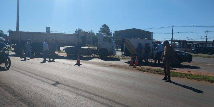 Homem morre ao colidir moto contra caminhão na Marginal Sérgio Gasparetto