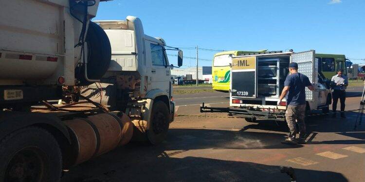 Homem morre ao colidir moto contra caminhão na Marginal Sérgio Gasparetto