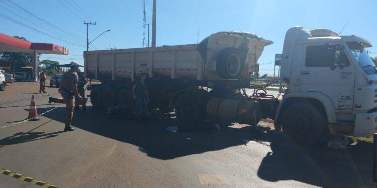 Homem morre ao colidir moto contra caminhão na Marginal Sérgio Gasparetto