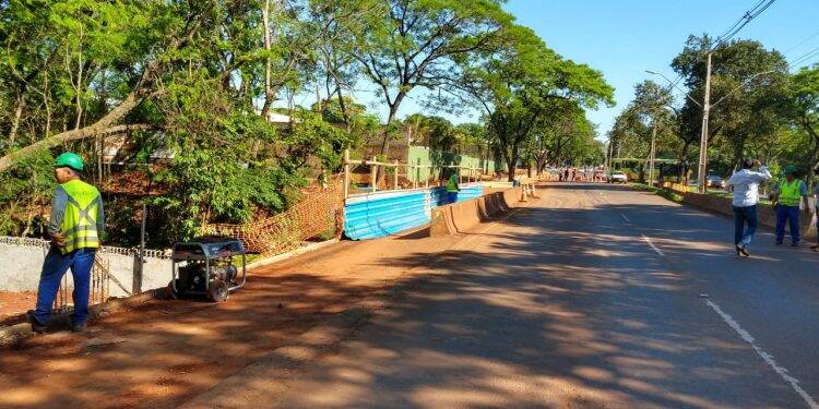 Instalação de ponte metálica interdita trecho da Avenida Tancredo Neves nesta quinta-feira