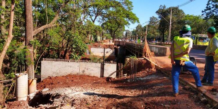 Instalação de ponte metálica interdita trecho da Avenida Tancredo Neves nesta quinta-feira