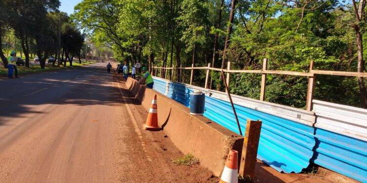 Instalação de ponte metálica interdita trecho da Avenida Tancredo Neves nesta quinta-feira