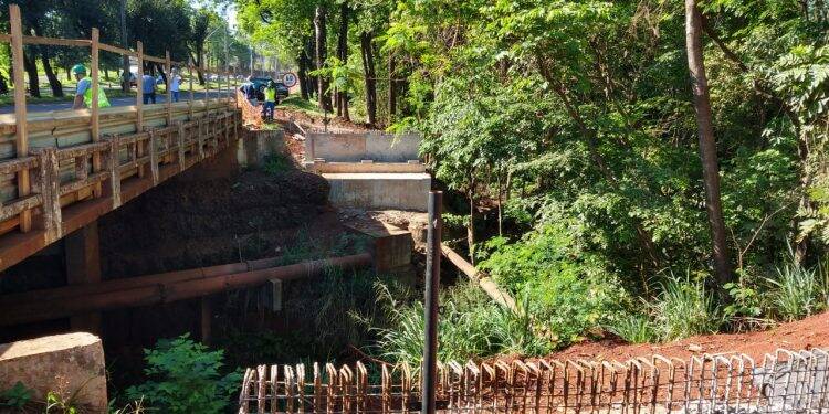 Instalação de ponte metálica interdita trecho da Avenida Tancredo Neves nesta quinta-feira