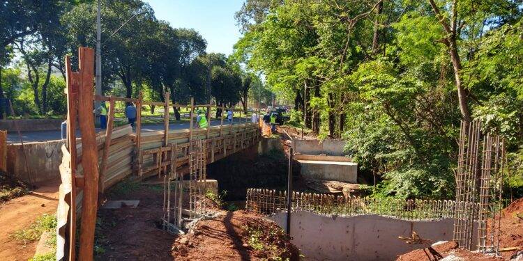 Instalação de ponte metálica interdita trecho da Avenida Tancredo Neves nesta quinta-feira