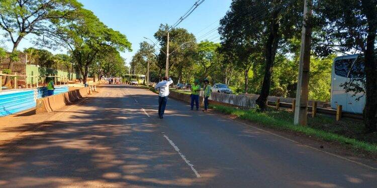 Instalação de ponte metálica interdita trecho da Avenida Tancredo Neves nesta quinta-feira