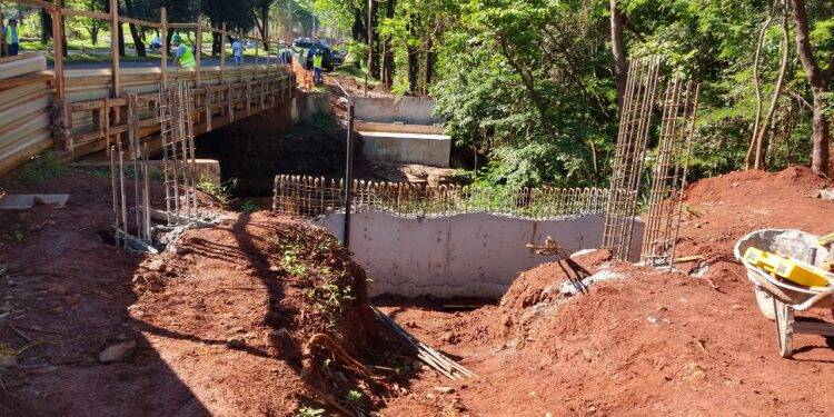Instalação de ponte metálica interdita trecho da Avenida Tancredo Neves nesta quinta-feira