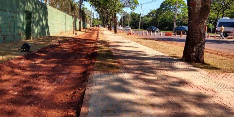 Instalação de ponte metálica interdita trecho da Avenida Tancredo Neves nesta quinta-feira