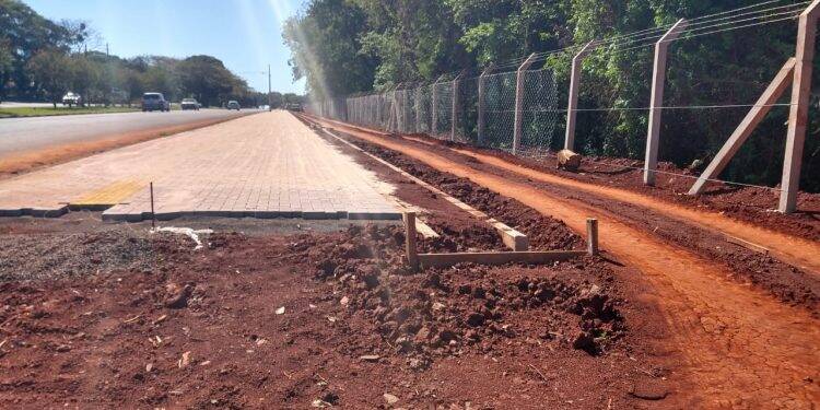 Instalação de ponte metálica interdita trecho da Avenida Tancredo Neves nesta quinta-feira