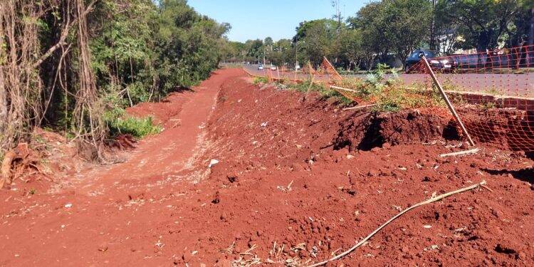 Instalação de ponte metálica interdita trecho da Avenida Tancredo Neves nesta quinta-feira