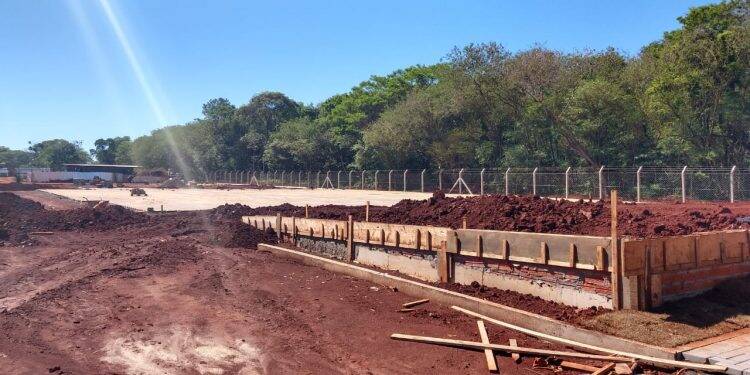 Instalação de ponte metálica interdita trecho da Avenida Tancredo Neves nesta quinta-feira