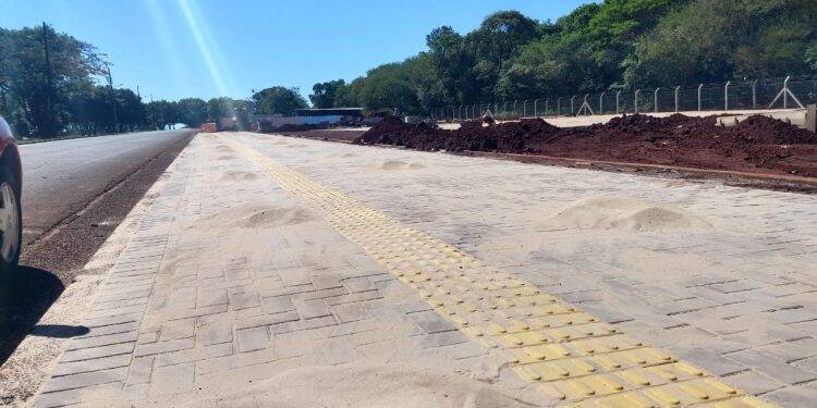 Instalação de ponte metálica interdita trecho da Avenida Tancredo Neves nesta quinta-feira