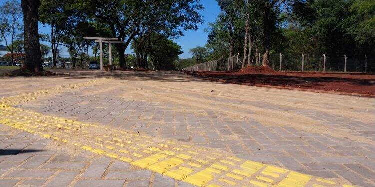 Instalação de ponte metálica interdita trecho da Avenida Tancredo Neves nesta quinta-feira