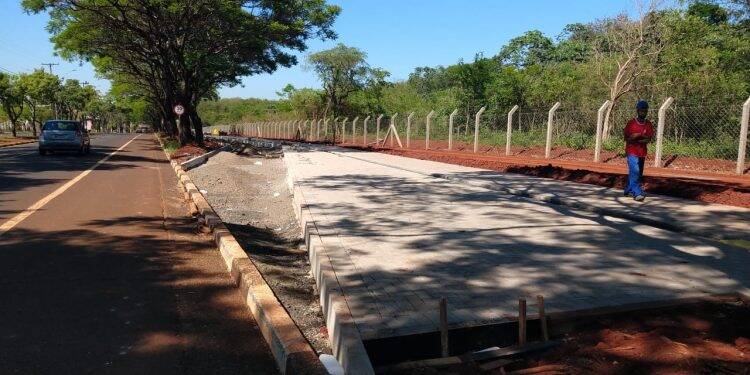 Instalação de ponte metálica interdita trecho da Avenida Tancredo Neves nesta quinta-feira