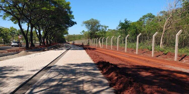Instalação de ponte metálica interdita trecho da Avenida Tancredo Neves nesta quinta-feira