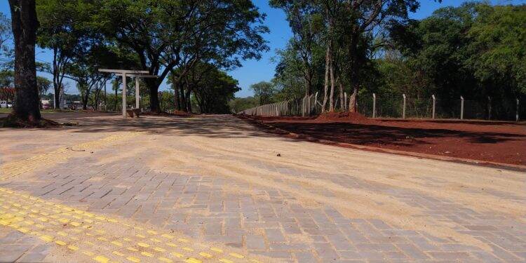 Instalação de ponte metálica interdita trecho da Avenida Tancredo Neves nesta quinta-feira