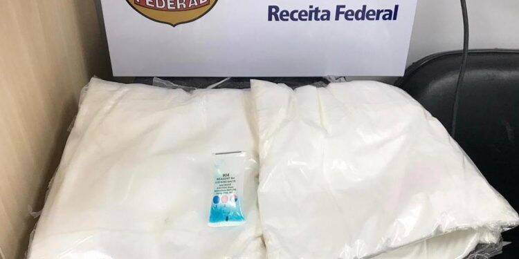 Homem é preso com cocaína no aeroporto de Foz do Iguaçu presa ao corpo