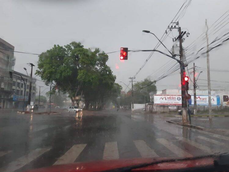 Pelo menos dez casas ficam destelhadas após temporal em Foz