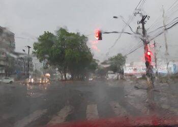 Pelo menos dez casas ficam destelhadas após temporal em Foz