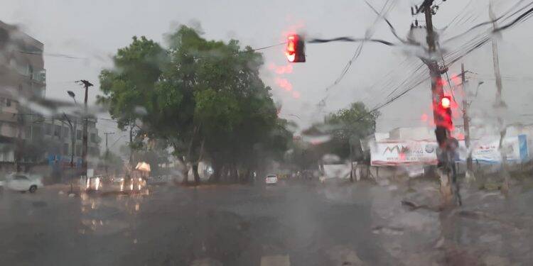Pelo menos dez casas ficam destelhadas após temporal em Foz