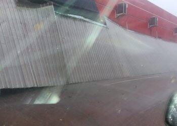 Pelo menos dez casas ficam destelhadas após temporal em Foz