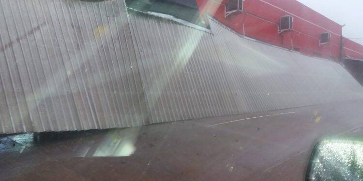 Pelo menos dez casas ficam destelhadas após temporal em Foz