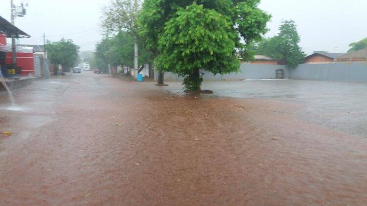 Pelo menos dez casas ficam destelhadas após temporal em Foz