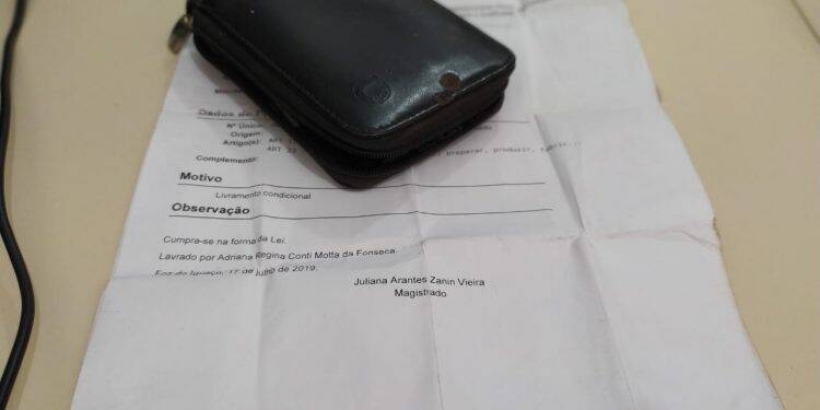 Homem que acabou de sair da prisão comete assalto e deixa documentos pessoais no local