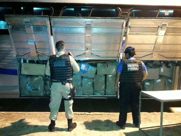 BPFron e Receita Federal apreendem dois ônibus com mercadorias