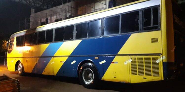 BPFron e Receita Federal apreendem dois ônibus com mercadorias