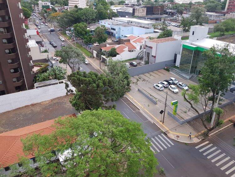 Temporal em Foz deixa mais de 60 famílias desabrigadas e 35 mil residências sem energia