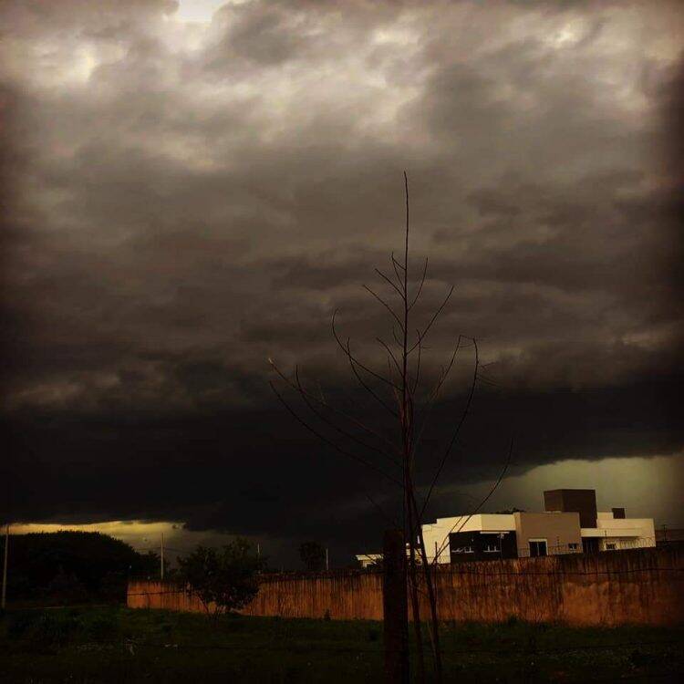 Parte do telhado da prefeitura é arrancada com a força do vento