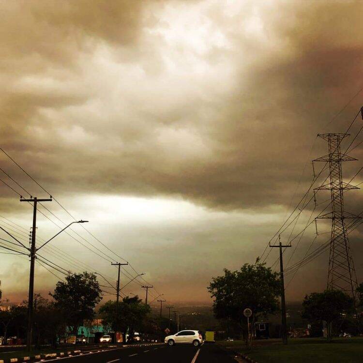 Parte do telhado da prefeitura é arrancada com a força do vento