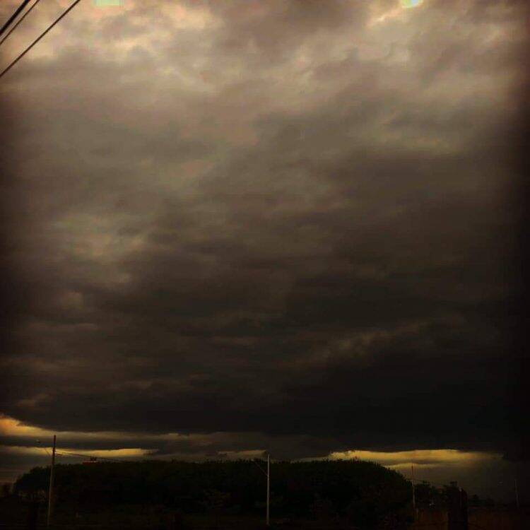 Parte do telhado da prefeitura é arrancada com a força do vento