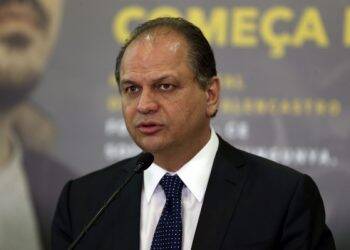 TRE cassa mandatos de deputados Ricardo Barros e Jonas Guimarães