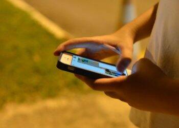 Celulares mudam horário automaticamente e geram confusão neste domingo