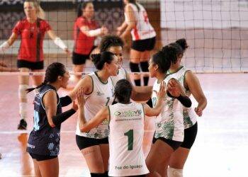 Foz do Iguaçu Voleibol feminino vence e elimina Curitiba no tie-break