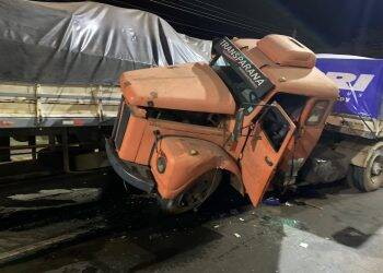 Carreta sem freio bate em outra na Avenida das Cataratas