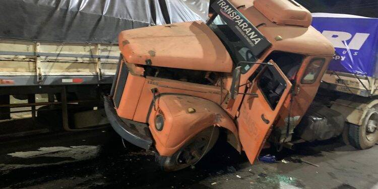 Carreta sem freio bate em outra na Avenida das Cataratas