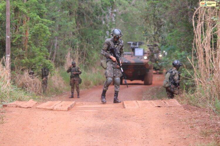 Vejas imagens do treinamento do Exército em Foz, Missal e Itaipulândia