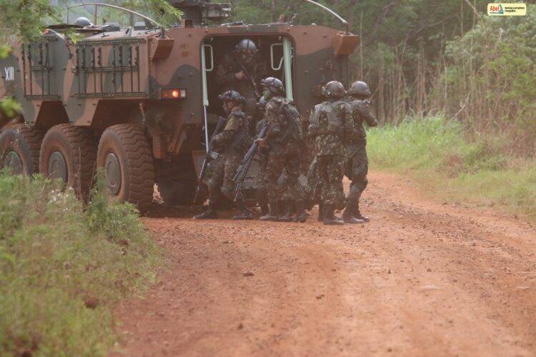 Vejas imagens do treinamento do Exército em Foz, Missal e Itaipulândia